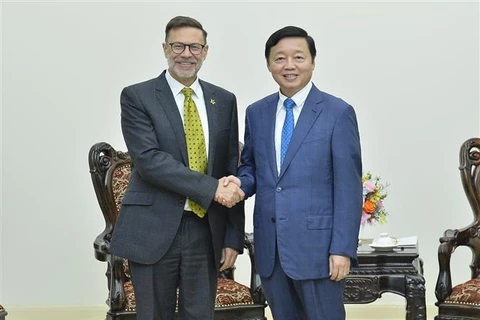 Заместитель премьер-министра Чан Хонг Ха принял посла Австралии во Вьетнаме Эндрю Голединовски. (Фото: ВИА)