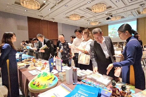 На мероприятии японские фирмы изучают информацию о вьетнамском туризме. (Фото: thesaigontimes.vn)