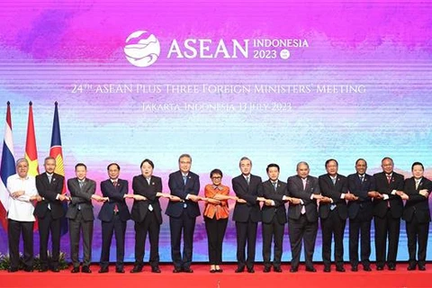 Министр иностранных дел Буй Тхань Шон (4-й слева) и министры иностранных дел-партнеров позируют фотографу на конференции АСЕАН+3 в Джакарте (Индонезия), 13 июля 2023 года. (Фото: YONHAP/ВИА)