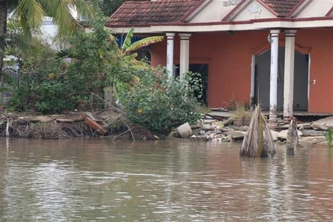Дом в провинции Тьенжанг рухнул в реку из-за последствий изменения климата. (Фото: Минь Чи/ВИА)