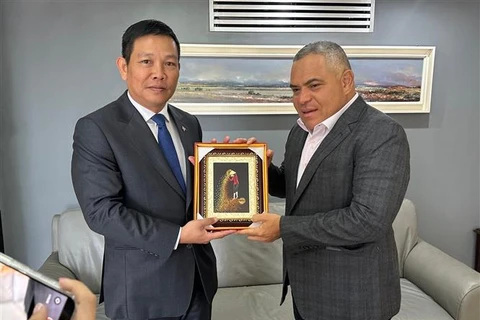 Посол Ву Чунг Ми (слева) вручает сувенир губернатору Ларе Альдофо Перейре. Фото: ВИА
