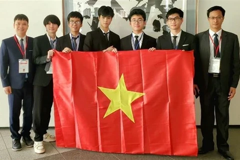 Все пятеро вьетнамских школьников, участвовавших в 53-й Международной олимпиаде по физике (IPhO) 2023 года, проходившей в Японии с 10 по 17 июля, привезли домой медали. (Фото: ВИА) 