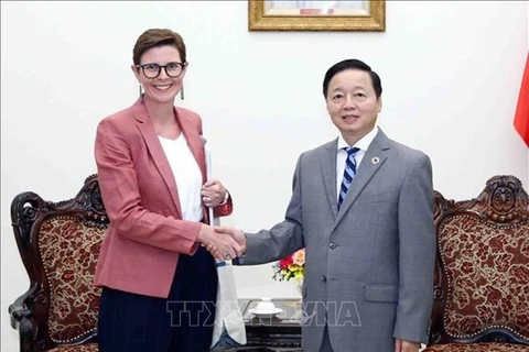 Заместитель премьер-министра Чан Хонг Ха (справа) и представитель ВОЗ во Вьетнаме Анджела Пратт. (Фото: ВИA)