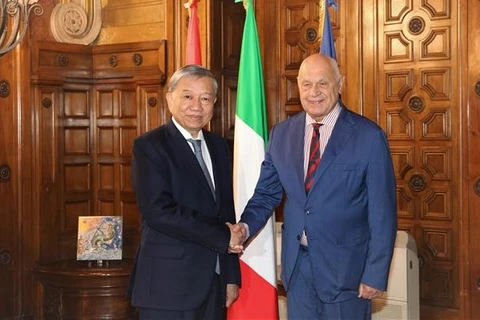 Министр общественной безопасности То Лам встречается с министром юстиции Италии Карло Нордио. (Фото: ВИА)