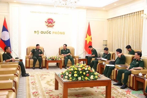 На встрече заместителя министра национальной обороны генерал-полковник Ву Кхай Шана с его лаосским коллегой генерал-лейтенантом Вонгкхамом Пхоммаконе. (Фото: qdnd.vn)