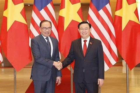 Председатель НС Выонг Динь Хюэ имел встречу с премьер-министром Малайзии