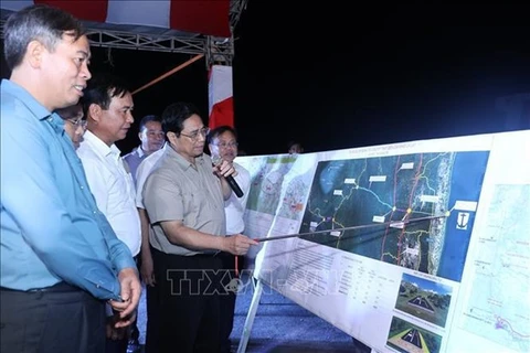 Премьер-министр Фам Минь Тьинь инспектирует крупные проекты в Куангчи (Фото: ВИA)
