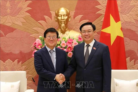 Председатель НС Вуонг Динь Хюэ (справа) принял бывшего председателя НС Кореи Пак Бён Сога. (Фото: Ан Данг/ВИА)