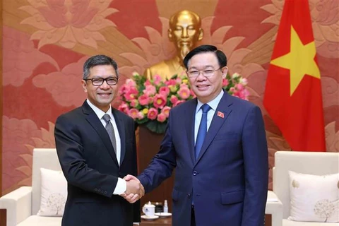 Председатель Национального собрания Выонг Динь Хюэ принял посла Индонезии во Вьетнаме Денни Абди. (Фото: ВИА)