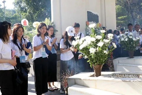 Зарубежная вьетнамская молодежь и студенты возносят благовония на могилы 10 девушек – добровольцев. (Фото: ВИА)