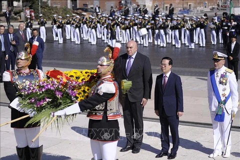 Президент Во Ван Тхыонг возложил цветы к монументу Алтарь Отечества в Риме (Италия). (Фото: ВИА)