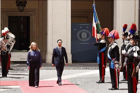 Премьер-министр Италии Джорджия Мелони приветствует президента Во Ван Тхыонга. (Фото: ВИА)