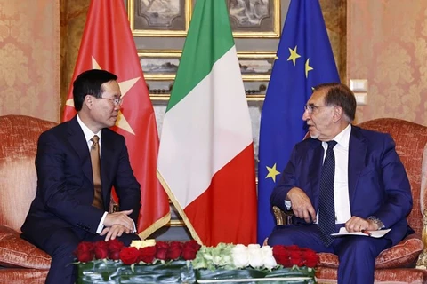 Президент Вьетнама Во Ван Тхыонг (слева) и председатель Сената Италии Игнацио Ла Русса на встрече в Риме 26 июля. (Фото: ВИА)