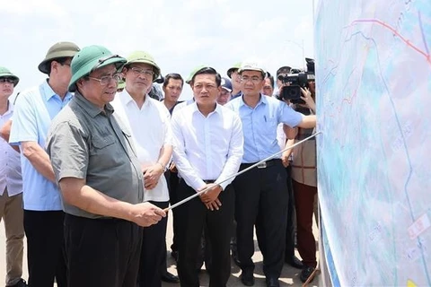 Премьер-министр Фам Минь Тьинь инспектирует ход строительства скоростной магистрали Майшон — национальной автомагистрали 45. (Фото: ВИА)