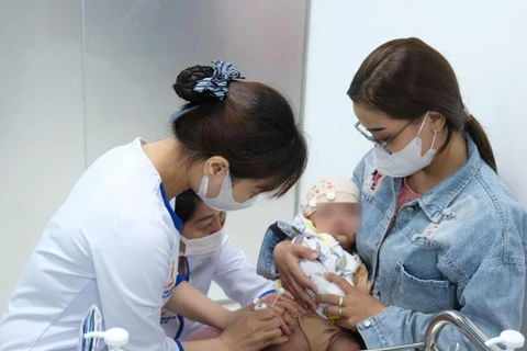 Родители приводят своих детей на вакцинацию в Центр вакцинации VNVC. (Фото: Дан Фыонг/Газеты Tin Tức)