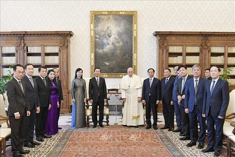 Президент государства Во Ван Тхыонг с супругой и высокопоставленная вьетнамская делегация сфотографировались с Папой Франциском. (Фото: опубликовано ВИА)