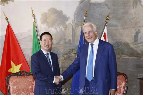 Президент Во Ван Тхыонг на встрече с президентом Тосканы Эудженио Джани. (Фото: Тхонг Нят/ВИА)