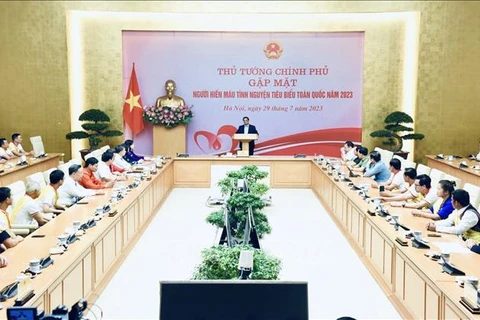 Премьер-министр Фам Минь Тьинь выступает на встрече с типичными донорами крови. (Фото: Зыонг Жанг/ВИА)