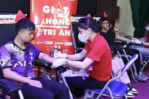 Доброволец дает кровь в рамках донорской кампании "Красное путешествие 2023". (Фото: ВИА)