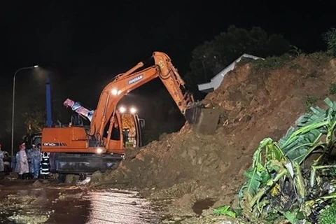 Спасатели ищут последнюю жертву оползня на перевале Баолок. (Фото: ВИA)