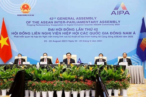 Председатель НС Выонг Динь Хюэ (в центре) и вьетнамская делегация посещают 42-ю сессию AIPA из Ханоя. (Фото: ВИА) 