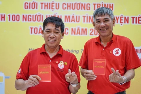 Чан Минь Мен (слева) и еще один донор крови. (Фото: tuoitre.vn)