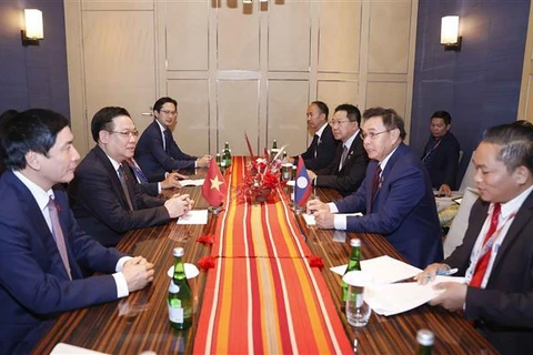 Председатель Национального собрания Выонг Динь Хюэ (с левой стороны) на встрече с председателем Национального собрания Лаоса Сайсомфон Фомвихане. (Фото: Зоан Тан/ВИА)