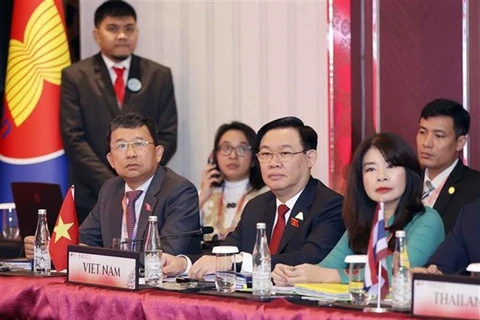 Председатель Национального собрания Выонг Динь Хюэ (в центре) на заседании Исполнительного комитета Межпарламентской ассамблеи АСЕАН (AIPA) в Джакарте. (Фото: ВИA)
