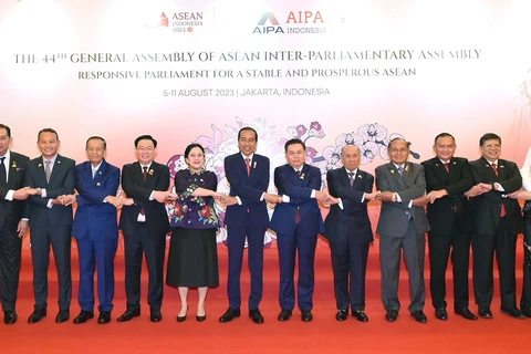 Председатель Национального собрания Выонг Динь Хюэ и президент Индонезии Джоко Видодо, спикер Палаты представителей Индонезии, президент AIPA 2023 Пуан Махарани и делегаты фотографируются на память. (Фото: ВИА)