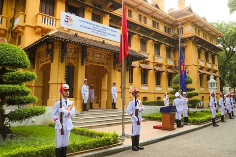 Силы почетного караула проводят церемонию поднятия флага АСЕАН. (Фото: Vietnam+)