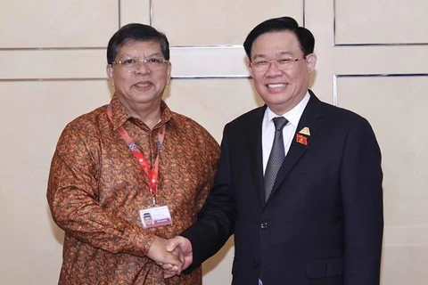 Встреча председателя Национального собрания Выонг Динь Хюэ со спикером Палаты представителей Малайзии Тан Шри Дато Джохари Бин Абдулом. (Фото: ВИА)