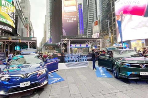 Электромобили VinFast перед штаб-квартирой Nasdaq на Таймс-сквер в Нью-Йорке (США). (Фото: ВИА)