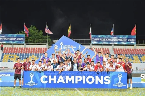 Вьетнамская сборная до 23 лет защитила свой титул чемпиона AFF U23, победив Индонезию в серии пенальти со счетом 6:5 на стадионе Районг, Таиланд, 26 августа вечером. (Фото: ВИA)