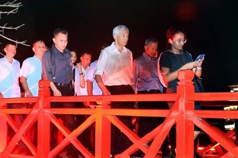 Премьер-министр Сингапура Ли Сяньлун посетил мост Тхехук (Фото: ВИA)