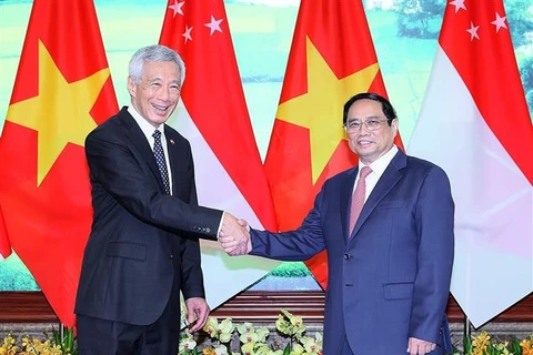 На фото премьер-министр Фам Минь Тьинь и премьер-министр Республики Сингапур Ли Сяньлун. (Фото: ВИА)