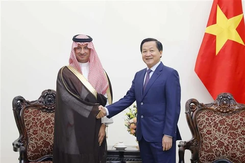 Вице-премьер Ле Минь Кхай принимает министра туризма Саудовской Аравии Ахмеда бин Акил аль-Хатиба. (Фото: ВИА)