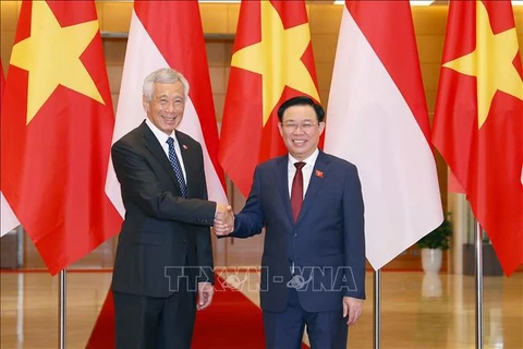 Председатель Национального собрания Выонг Динь Хюэ (справа) и премьер-министр Сингапура Ли Сяньлун. (Фото: Зоан Тан/ВИА)