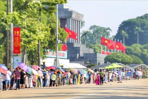 Длинная очередь посетителей Мавзолея Хо Ши Мина 2 сентября 2023 года. (Фото: ВИА)