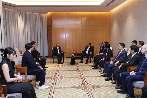 Встреча премьер-министра Фам Мин Тьиня (справа) с руководителями крупных индонезийских предприятий в Джакарте 4 сентября. (Фото: ВИA)