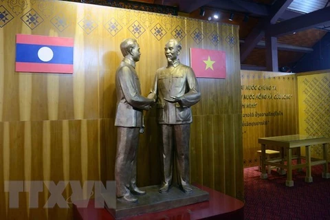 Статуя президента Хо Ши Мина и президента Лаосской Народно-Демократической Республики Кейсона Пхомвихана символизирует особые отношения между Вьетнамом и Лаосом. (Фото: ВИА)