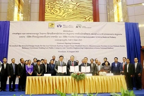 Чантон Ситтхиксай (слева), Чон Кён Сун (в центре) и Пак Чжин Хён демонстрируют подписанные соглашения во Вьентьяне.(Фото: Vientiane Times)