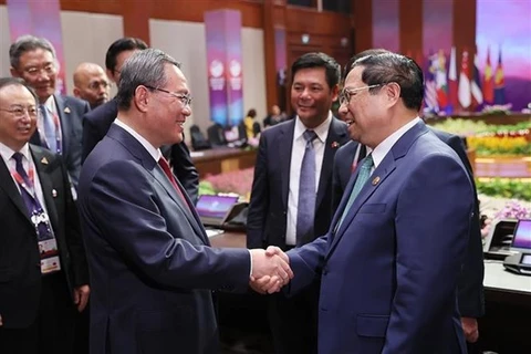 Премьер-министр Фам Минь Тьинь встречается с премьер-министром Китая Ли Цяном по случаю 43-го саммита АСЕАН и связанных с ним встреч в Джакарте (Фото: ВИА)