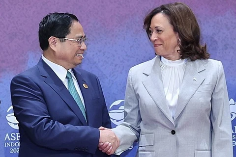 Премьер-министр Вьетнама Фам Минь Тьинь (слева) и вице-президент США Камала Харрис. (Фото: ВИА) 