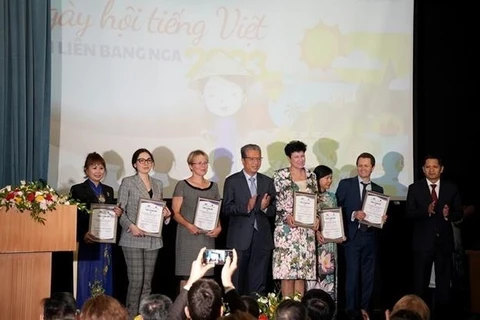 Посол Данг Минь Кхой вручил благодарственные письма преподавателям, которые преподают вьетнамский язык в российских вузах. (Фото: ВИА) 