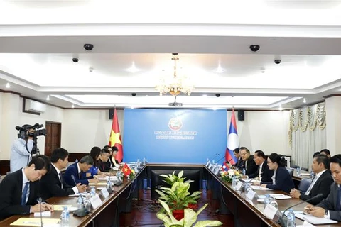 Обзор рабочей встречи заместителя министра иностранных дел Лаоса г-на Тинь Суксана и заместителя министра иностранных дел Ле Тхи Тху Ханга. (Фото: ВИА)