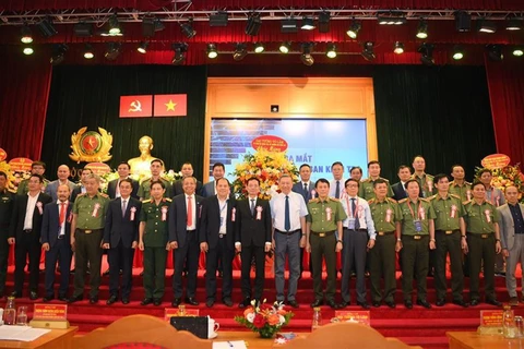 Министр То Лам и делегаты поздравили товарищей, которые были избраны Съездом в состав Исполнительного комитета Национальной ассоциации кибербезопасности на первый срок (2023–2028 годы). (Фото: bocongan.gov.vn)