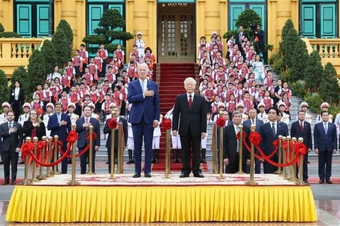 Генеральный секретарь партии Нгуен Фу Чонг и президент Джо Байден на церемонии приветствия (Фото: ВИA)