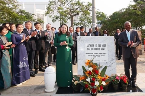 Вице-президент Во Тхи Ань Суан и председатель городского совета Мапуту Энеас Комиш открыли памятную табличку на проспекте им. Хо Ши Мина. (Фото: ВИА)