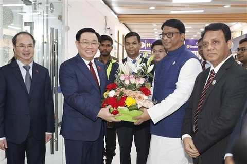 Председатель Национального собрания (НС) Вьетнама Выонг Динь Хюэ (второй слева) прибыл в международный аэропорт Хазрат Шахджалал в столице Дакка 21 сентября. (Фото: ВИA)