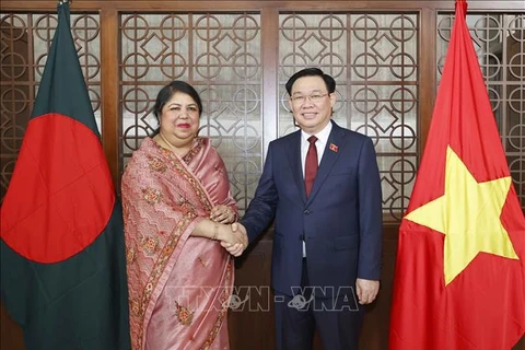 Председатель Национального собрания Выонг Динь Хюэ и председатель Национального собрания Бангладеш Ширин Шармин Чаудхури сфотографировались вместе. (Фото: Доан Тан/ВИА)